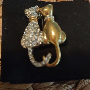 Vintage "2 kitties in love" pin. Goldstone with crystals. Excellent condition.